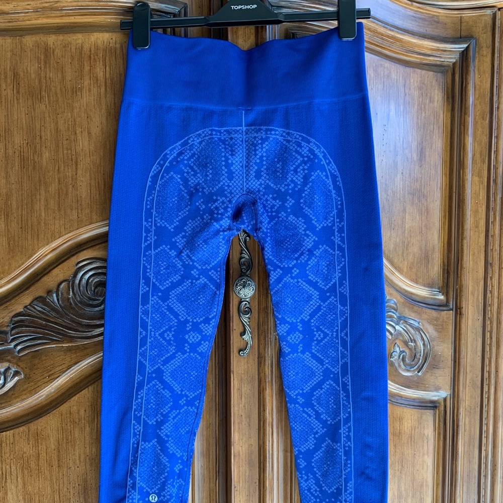 Lululemon Blue Leggings Ebb to Street, In the Flow